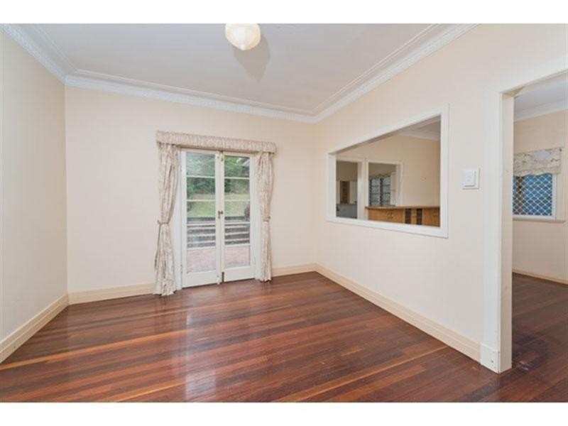 9 Disraeli Street, Indooroopilly QLD 4068