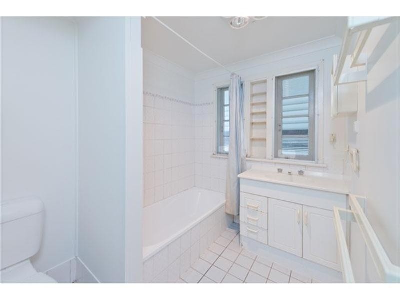 9 Disraeli Street, Indooroopilly QLD 4068