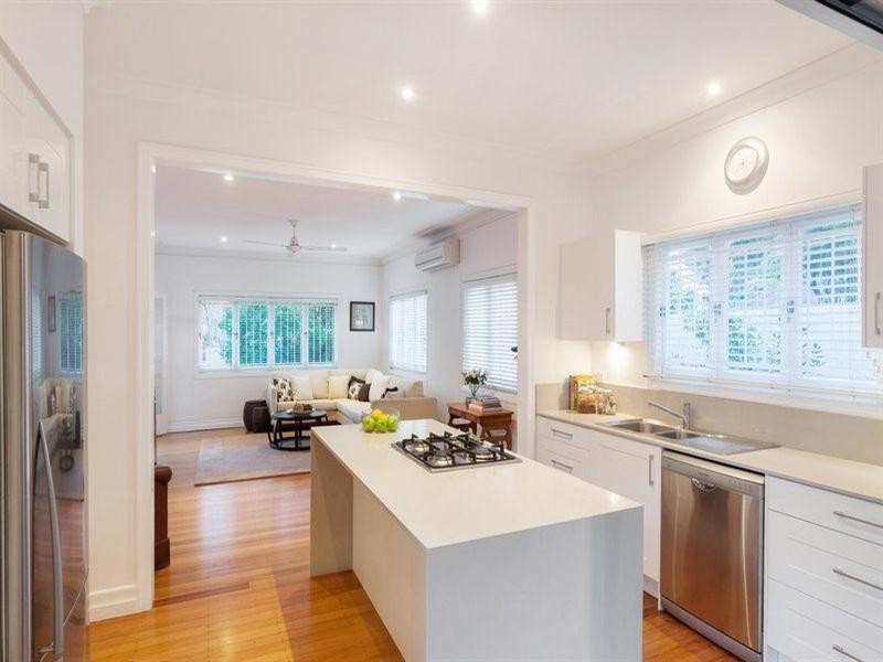 4 Raglan Street, St Lucia QLD 4067