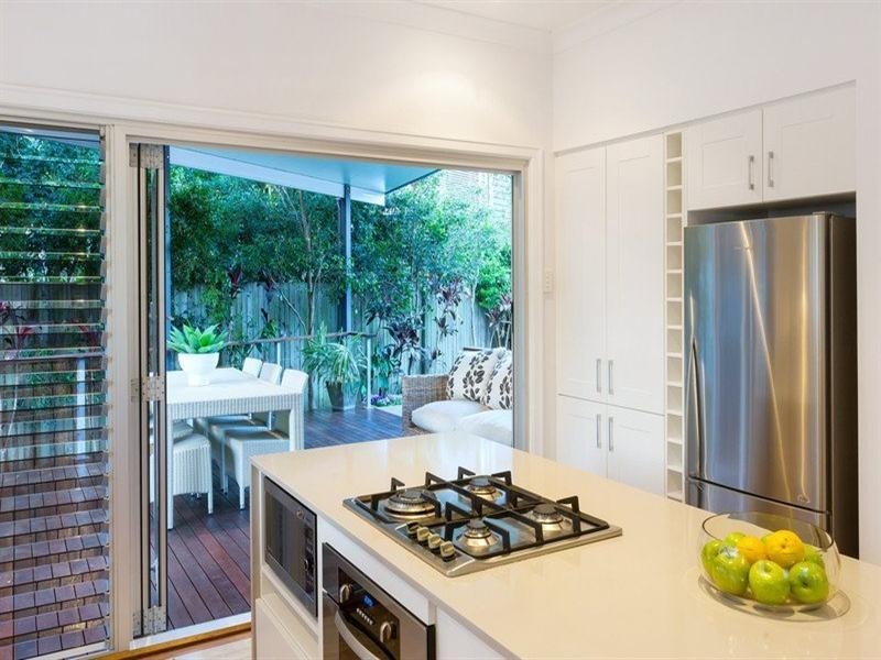 4 Raglan Street, St Lucia QLD 4067