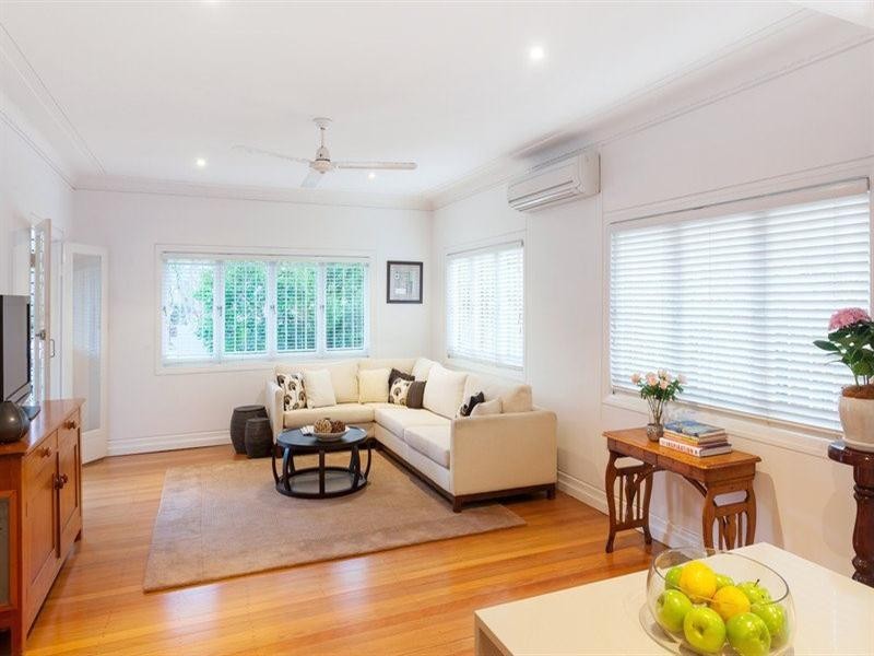 4 Raglan Street, St Lucia QLD 4067