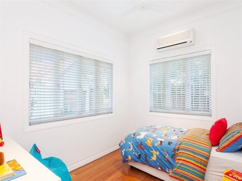 4 Raglan Street, St Lucia QLD 4067