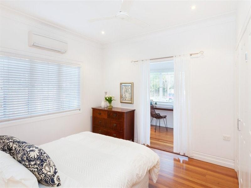 4 Raglan Street, St Lucia QLD 4067