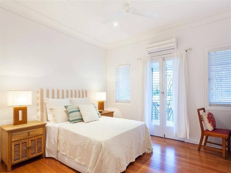 4 Raglan Street, St Lucia QLD 4067