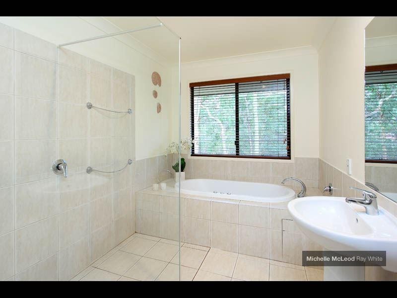 15 Grevillea Close, Chapel Hill QLD 4069