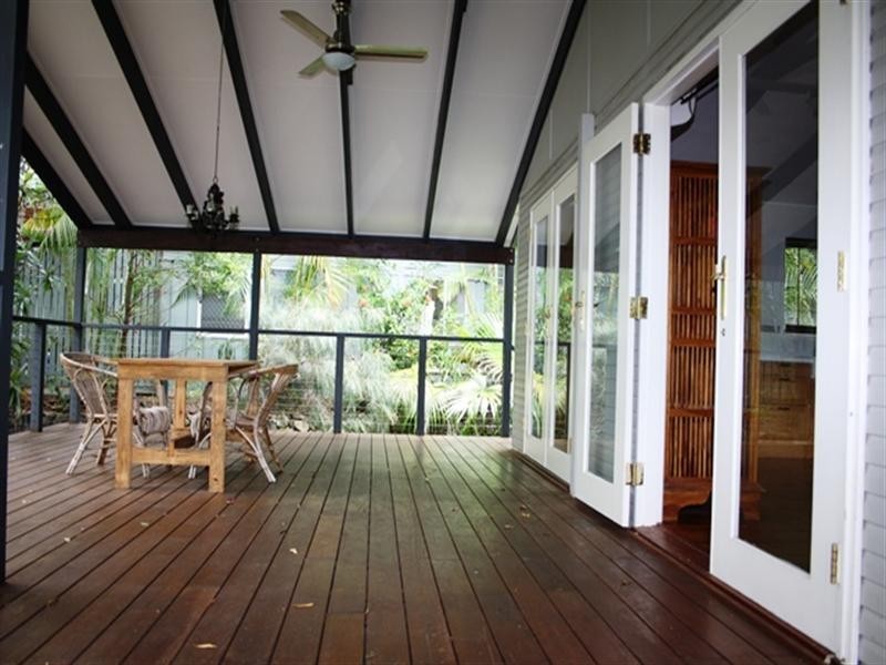 1 Dewrang Street, Chapel Hill QLD 4069