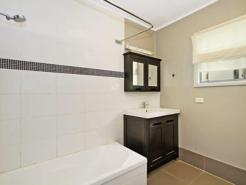 1 Dewrang Street, Chapel Hill QLD 4069