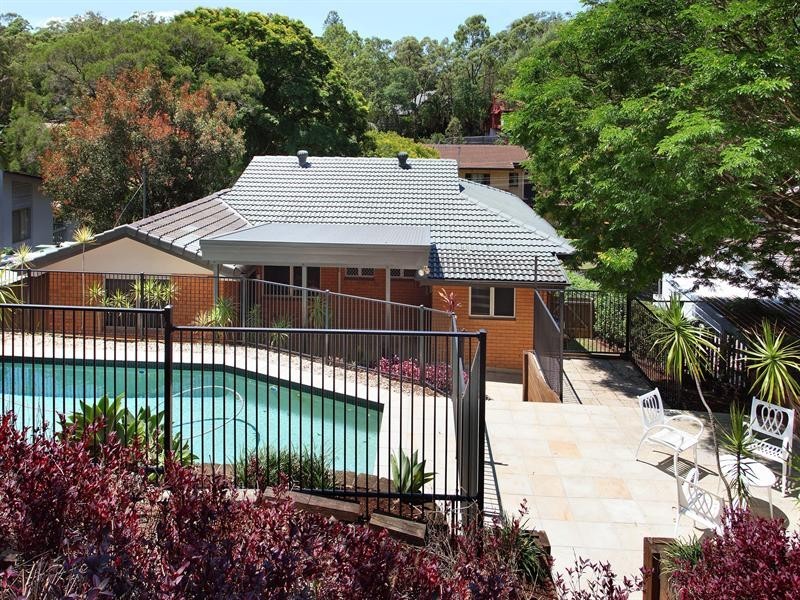 10 Ashburton Street, Chapel Hill QLD 4069