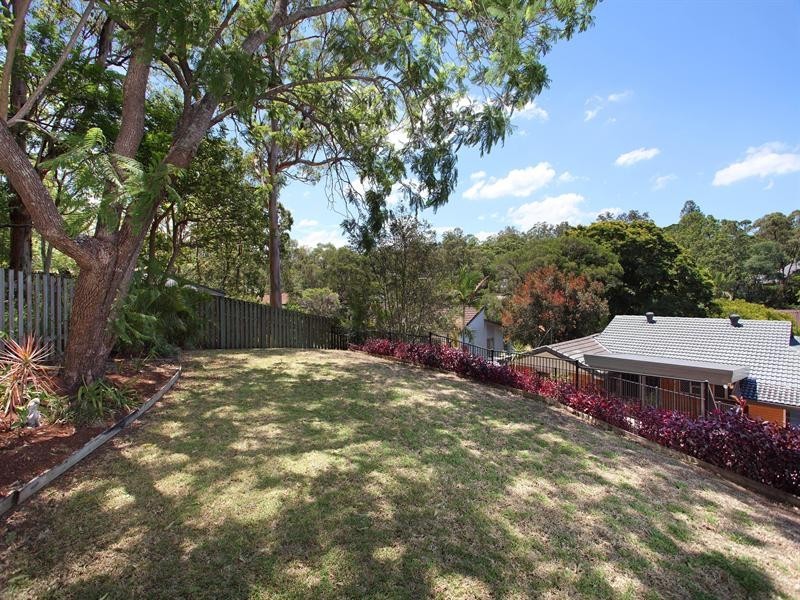 10 Ashburton Street, Chapel Hill QLD 4069