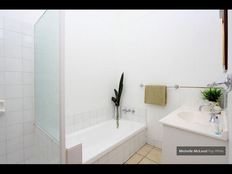 1 Kim Street, Chapel Hill QLD 4069