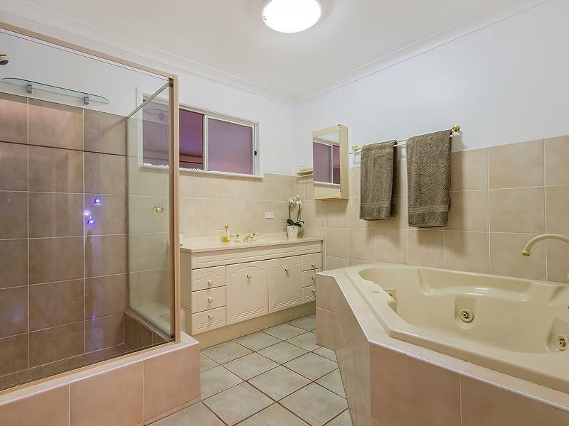 180 Burbong Street, Chapel Hill QLD 4069