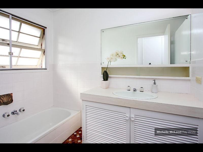 7 Sunset Road, Kenmore QLD 4069