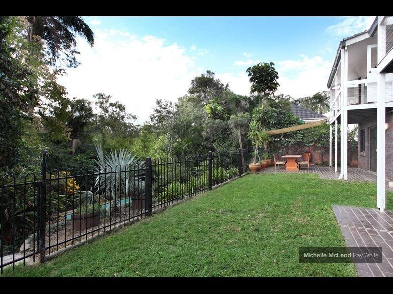 7 Sunset Road, Kenmore QLD 4069