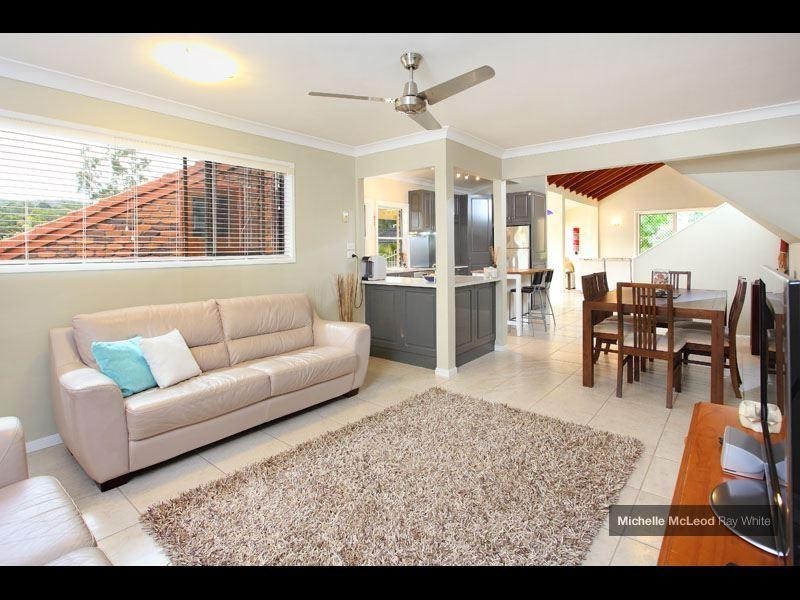 1 Tinbeerwah Place, Chapel Hill QLD 4069