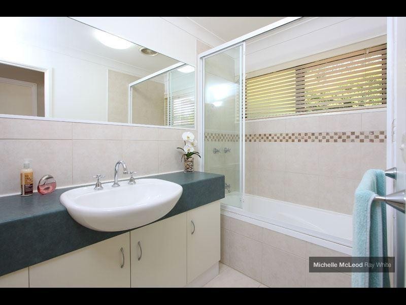 1 Tinbeerwah Place, Chapel Hill QLD 4069