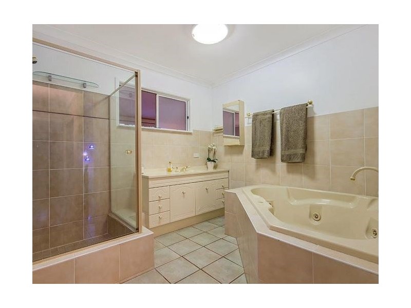 180 Burbong Street, Chapel Hill QLD 4069