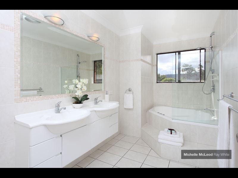 10 Welcome Street, Chapel Hill QLD 4069