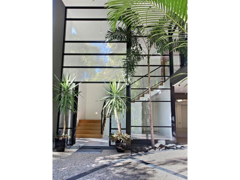 20 Mervyn Grove, St Lucia QLD 4067