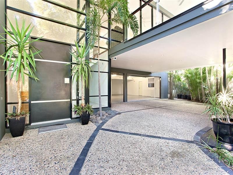 20 Mervyn Grove, St Lucia QLD 4067