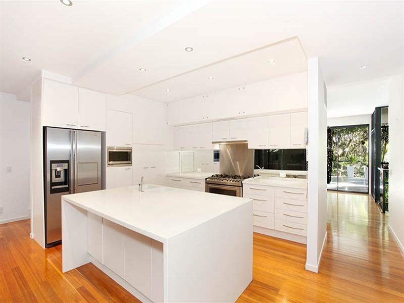 20 Mervyn Grove, St Lucia QLD 4067