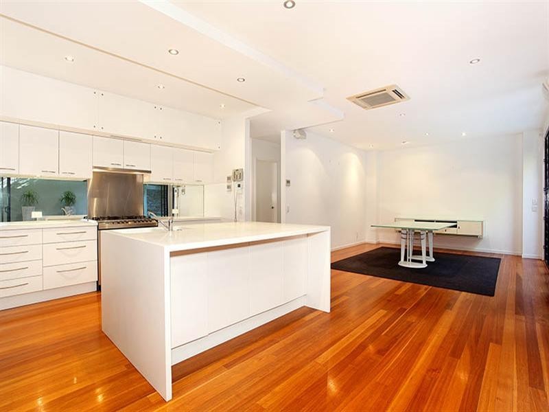 20 Mervyn Grove, St Lucia QLD 4067