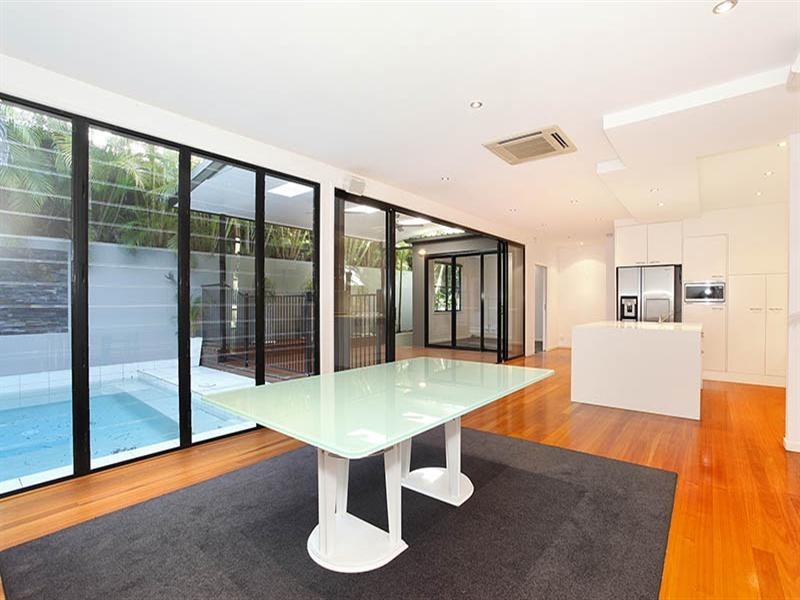 20 Mervyn Grove, St Lucia QLD 4067