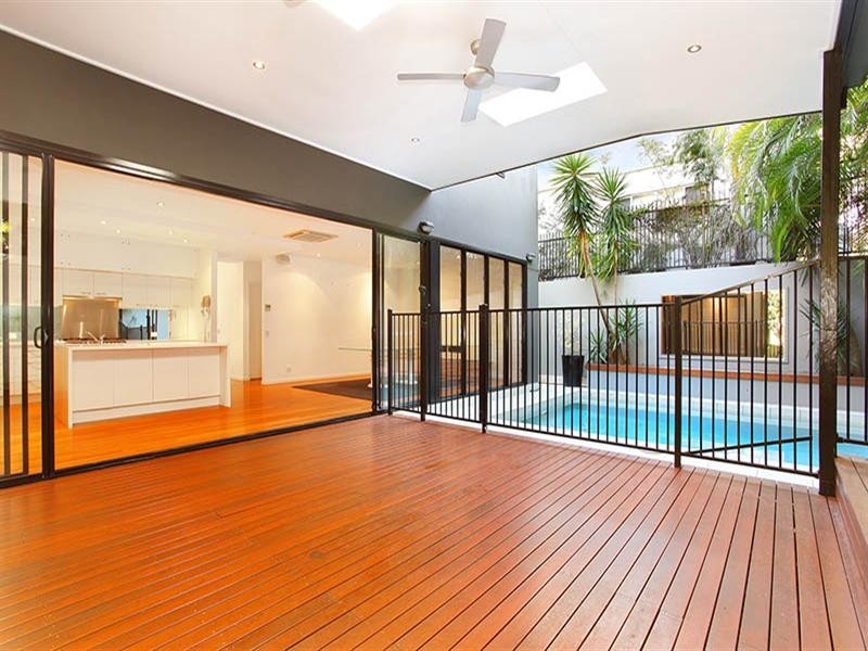 20 Mervyn Grove, St Lucia QLD 4067