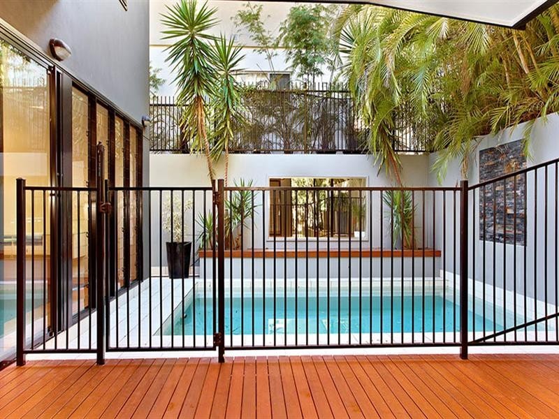 20 Mervyn Grove, St Lucia QLD 4067