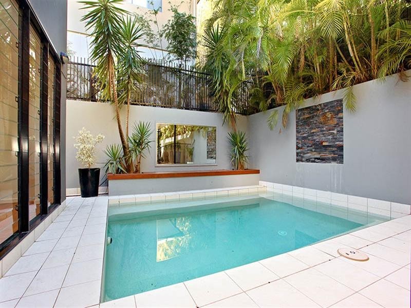 20 Mervyn Grove, St Lucia QLD 4067