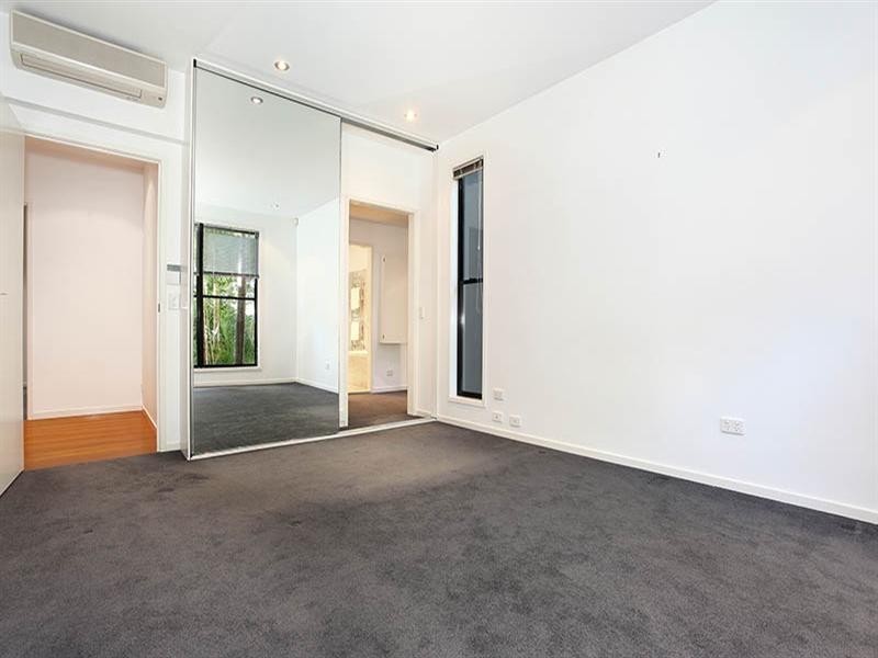 20 Mervyn Grove, St Lucia QLD 4067