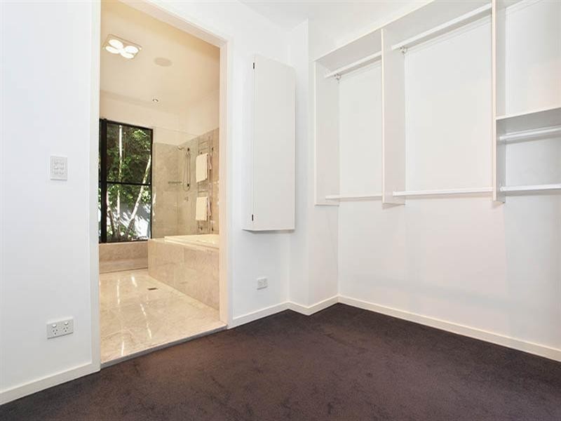 20 Mervyn Grove, St Lucia QLD 4067