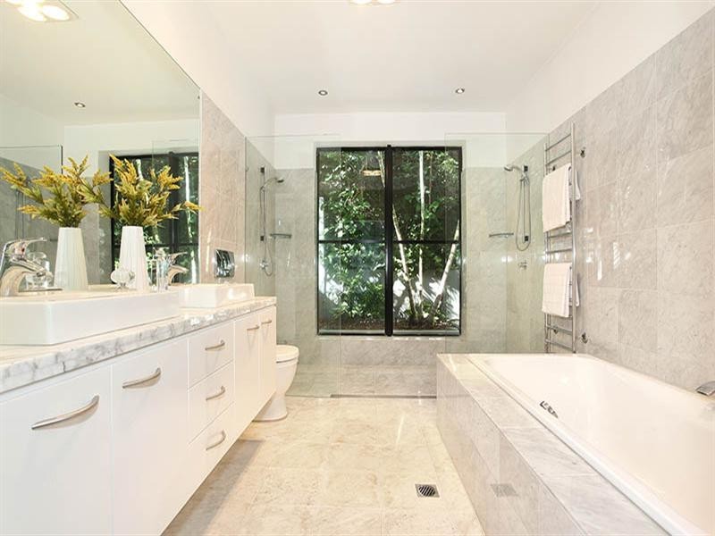 20 Mervyn Grove, St Lucia QLD 4067