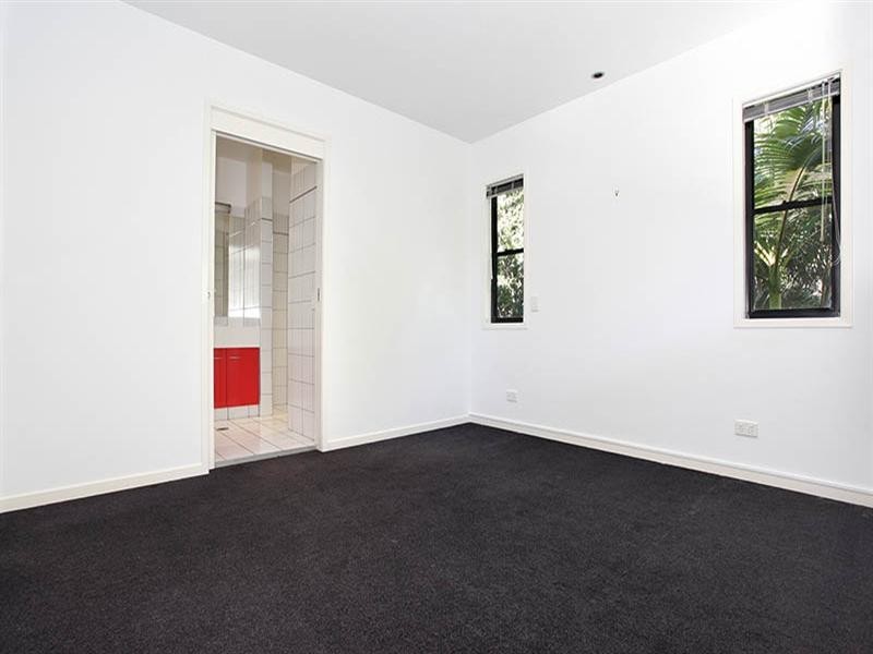 20 Mervyn Grove, St Lucia QLD 4067