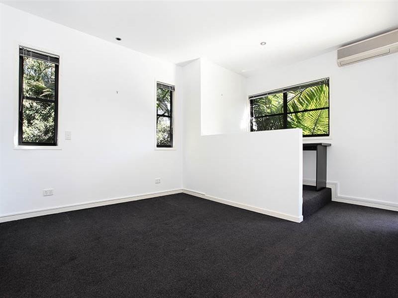 20 Mervyn Grove, St Lucia QLD 4067