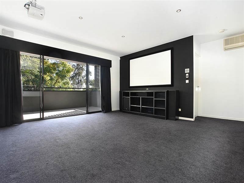 20 Mervyn Grove, St Lucia QLD 4067