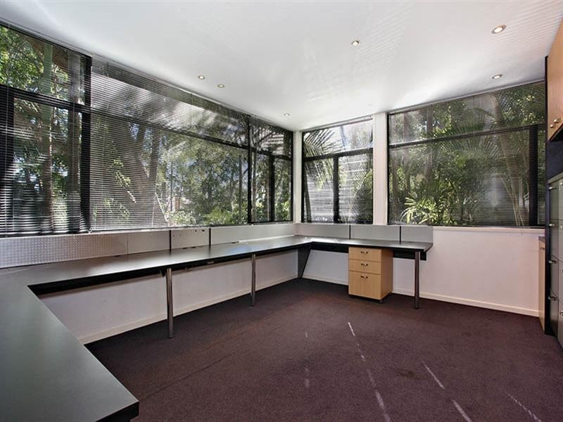 20 Mervyn Grove, St Lucia QLD 4067