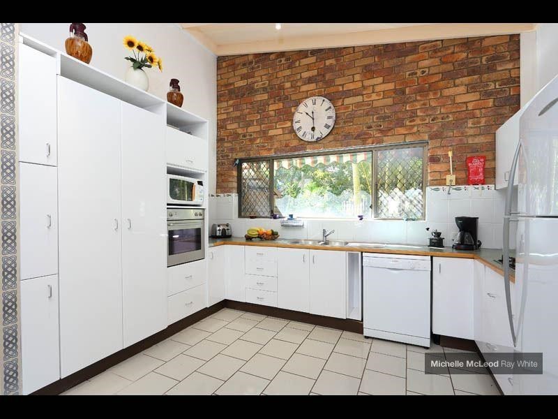 6 Pearra Place, Chapel Hill QLD 4069