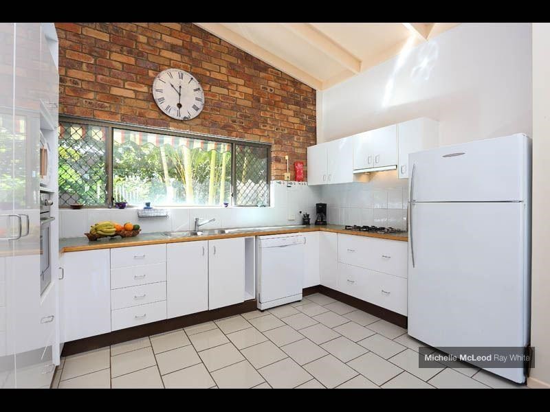 6 Pearra Place, Chapel Hill QLD 4069
