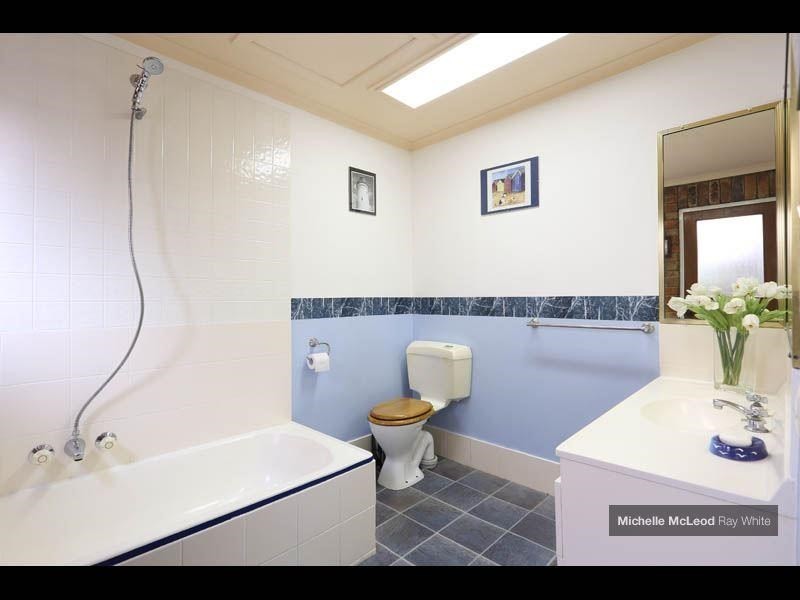 6 Pearra Place, Chapel Hill QLD 4069