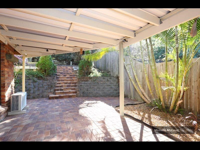 6 Pearra Place, Chapel Hill QLD 4069