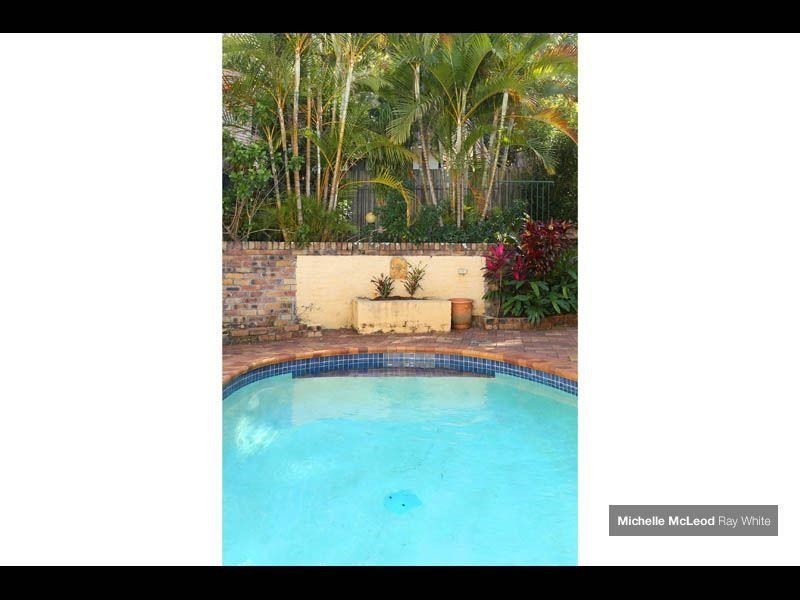 6 Pearra Place, Chapel Hill QLD 4069