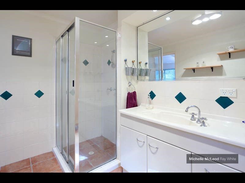 6 Pearra Place, Chapel Hill QLD 4069