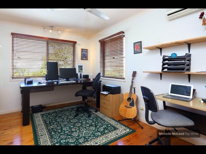 6 Pearra Place, Chapel Hill QLD 4069