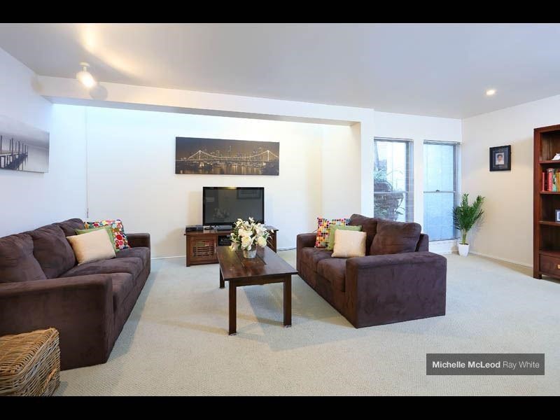 20 Stralock Street, Chapel Hill QLD 4069