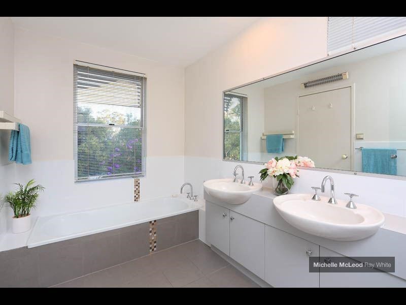 20 Stralock Street, Chapel Hill QLD 4069