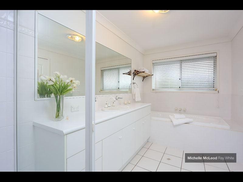 4 Gayna Street, Kenmore QLD 4069