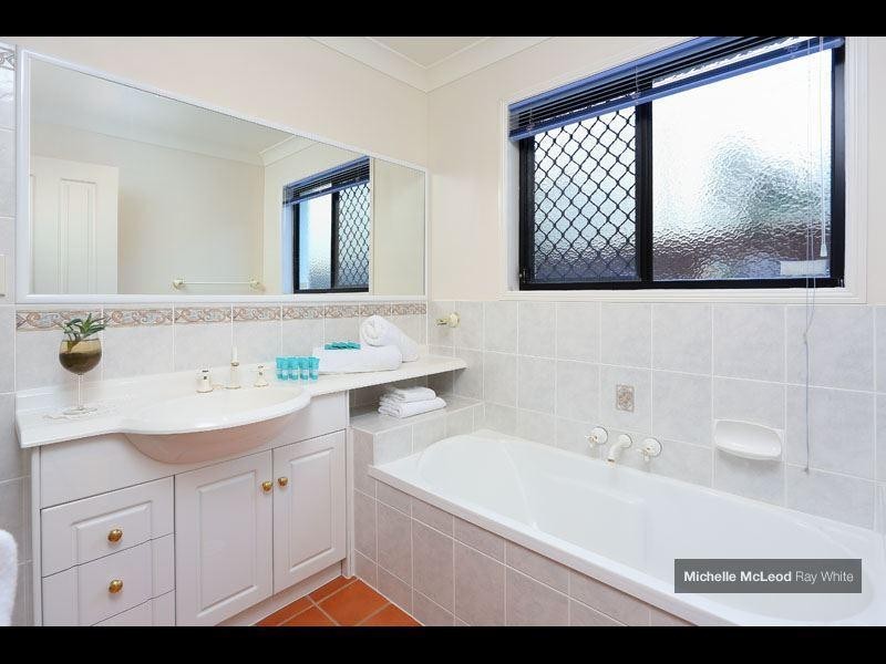 32 Greenford Street, Chapel Hill QLD 4069