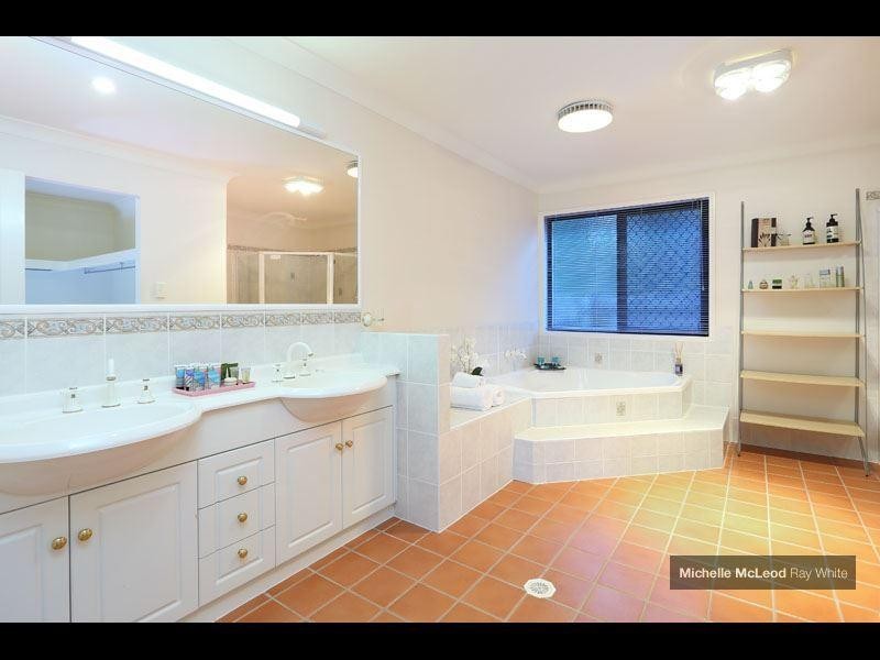 32 Greenford Street, Chapel Hill QLD 4069