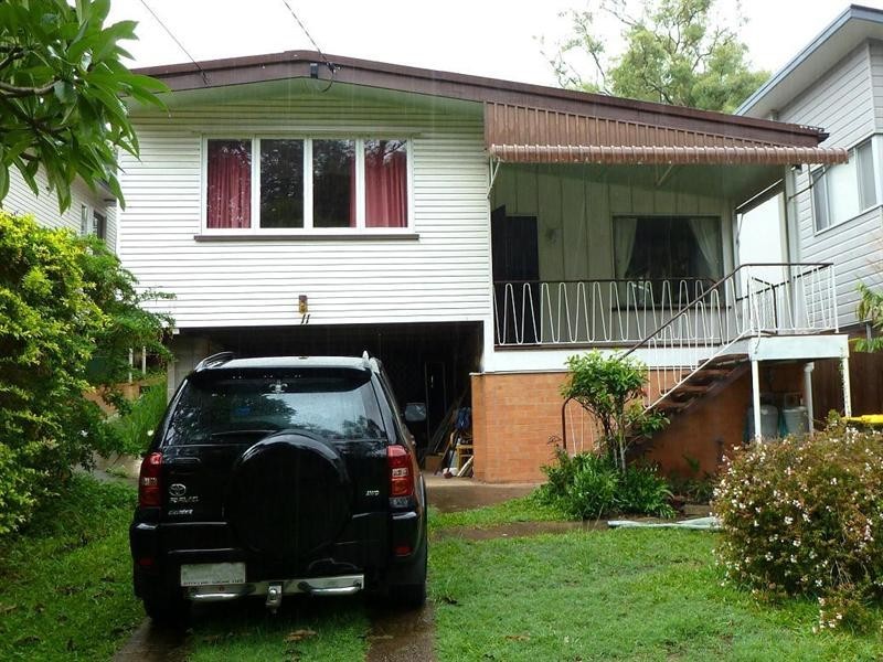 11 Kenton Street, Chapel Hill QLD 4069