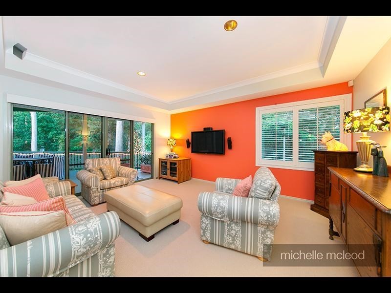 78 Hakea Crescent, Chapel Hill QLD 4069